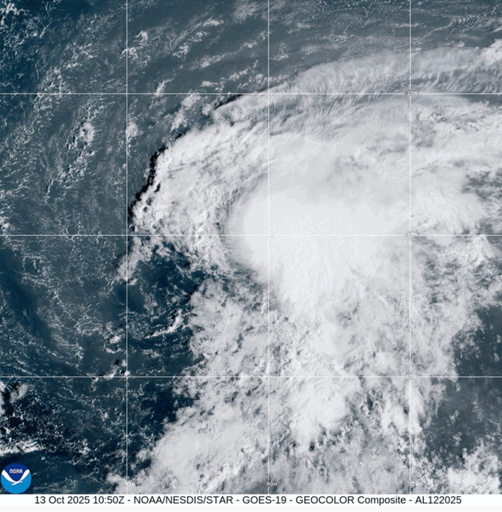 Tormenta tropical Lorenzo se fortalece ligeramente en el océano Atlántico pero no amenaza tierra