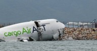 Hong Kong: un avión de carga que se salió de la pista y cayó al mar
