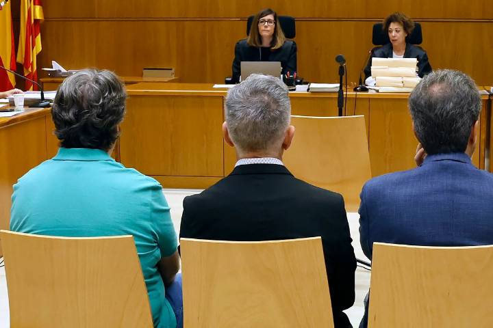 Condenado a dos años de cárcel y 7.500 euros de indemnización uno de los tuiteros que acosó a una familia de Canet por pedir más castellano en el colegio