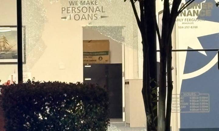 Disparos destrozan ventanas en tienda Spectrum y negocio financiero cerca de Triangle Town Center en Raleigh