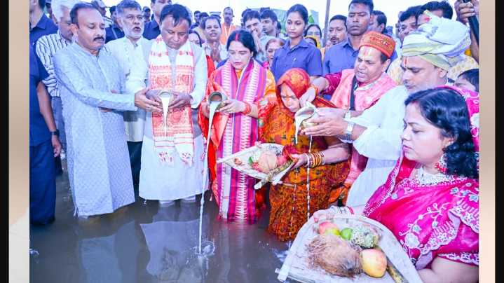 Chief Minister Mohan Charan Majhi Participates in Chhath Puja; Prays for Peace and Prosperity of Odisha