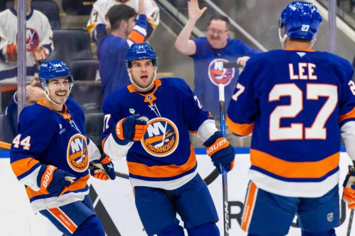 Islanders extend winning streak to four as they demolish Red Wings