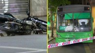 Resutó con lesiones graves: Menor que transitaba en moto contra el tránsito impacta con bus RED en pleno centro de Santiago