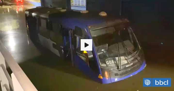Crisis sanitaria en San Bernardo: rotura de matriz de aguas servidas obliga rescate de pasajeros