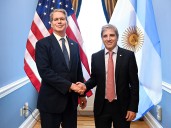 El secretario del Tesoro de Estados Unidos recibió a Luis Caputo y dijo que continuarán las "productivas discusiones" sobre el apoyo a la Argentina