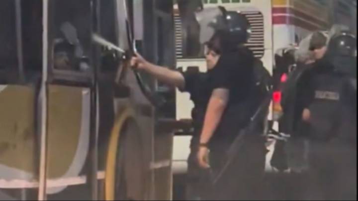River-Racing: indignación por un video con la reacción de un policía tirando gas pimienta