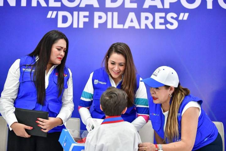 Entregan Tere y Aurora Jiménez apoyos en las Casas del Bien Común