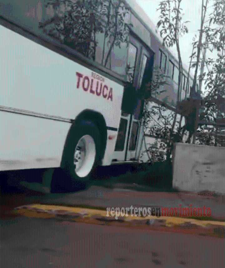 AUTOBÚS DEL TRANSPORTE PÚBLICO QUEDÓ ATORADO EN CAMELLÓN DEL PUENTE TOLOTZIN; TOLUCA