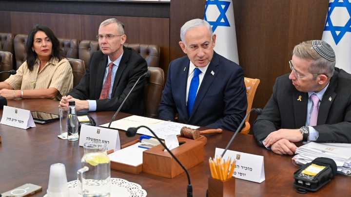 Ministros israelíes exigen castigar a Hamás tras entregar restos de un rehén ya devuelto