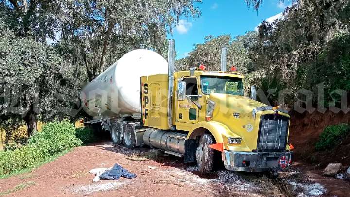 Aseguran tractocamión con pipa de gas LP abandonado en Calpulalpan