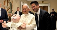 Dr. Simi llega al Vaticano: Papa León XIV recibe peluche personalizado con sotana