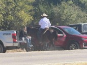 Rompe alcalde Ricardo Treviño con la tradición de cabalgar todo el recorrido en Allende