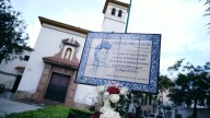 Málaga instala una nueva placa dedicada a Adelfa Soto en los jardines que llevan su nombre