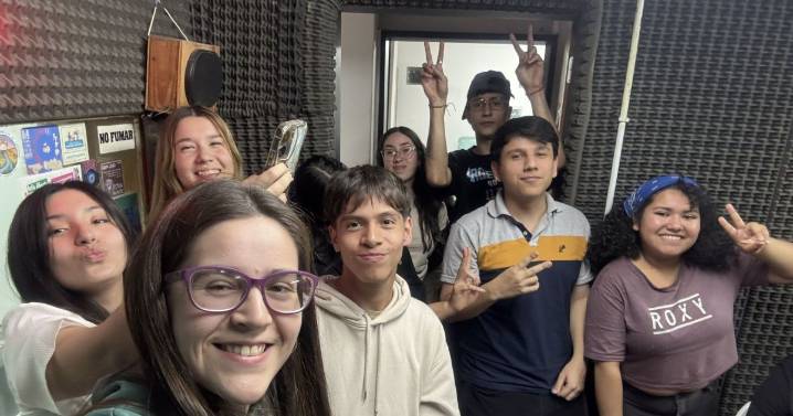 Del aula a la radio: la democracia con voz joven