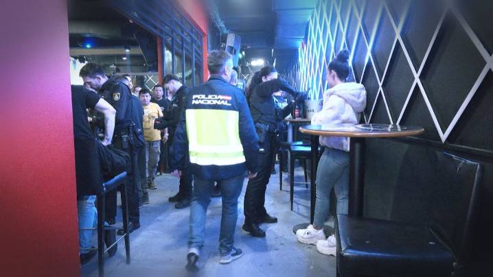 Acompañamos en exclusiva a la Policía Nacional en una redada en Bravo Murillo