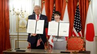 Estados Unidos y Japón elevan su alianza a una "nueva era dorada" con pactos en comercio, seguridad y tierras raras