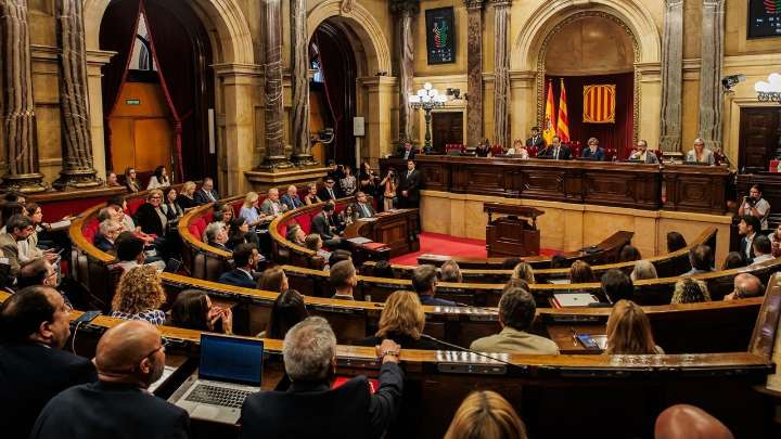 El Parlamento catalán ultima un pacto antirracista para aislar a Aliança y Vox