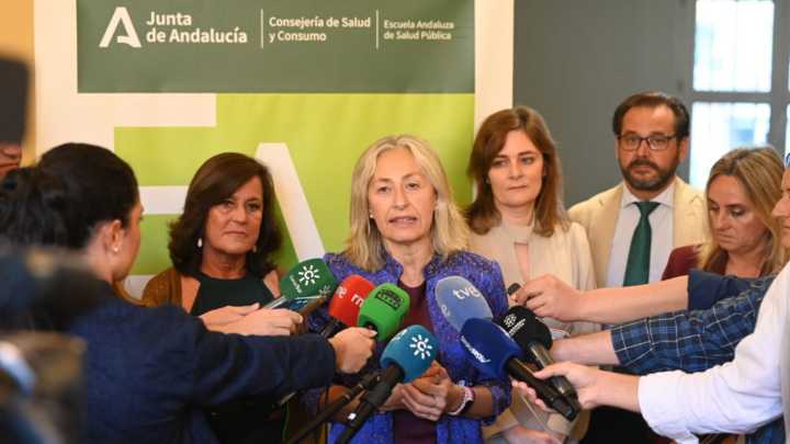 La consejera de Salud dice en Granada que no dimitirá por el cribado de cáncer de mama
