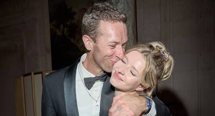 Hija de Chris Martin enfrenta críticas por su debut musical en Nashville