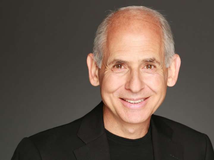 Daniel Amen, psiquiatra experto: “Dormir menos de siete horas diarias a largo plazo no solo afecta al descanso, sino que también deteriora la memoria y genera niebla mental”
