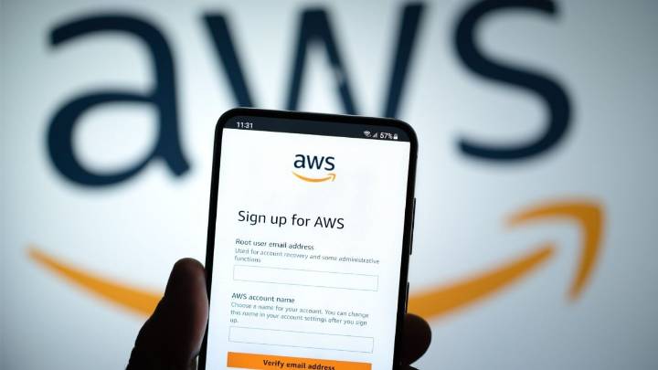 Falla global de la nube de Amazon afecta a apps como Netflix, Fortnite, Signal y Clash Royale