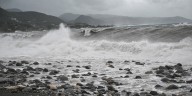 Las primeras imágenes de Jamaica a horas del impacto del huracán Melissa: crecen las olas y hay alerta máxima