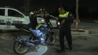Cuatro menores que viajaban en moto chocan contra automóvil en estacionamiento de tienda comercial en Saltillo