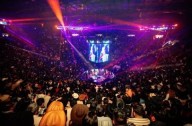 Video.- Alfredo Olivas detiene su concierto por misterioso 'regalo' en pleno Palenque