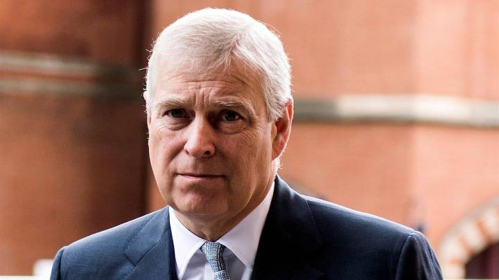 El príncipe Andrés de Inglaterra renuncia a todos sus títulos reales por su vinculación con el caso Epstein