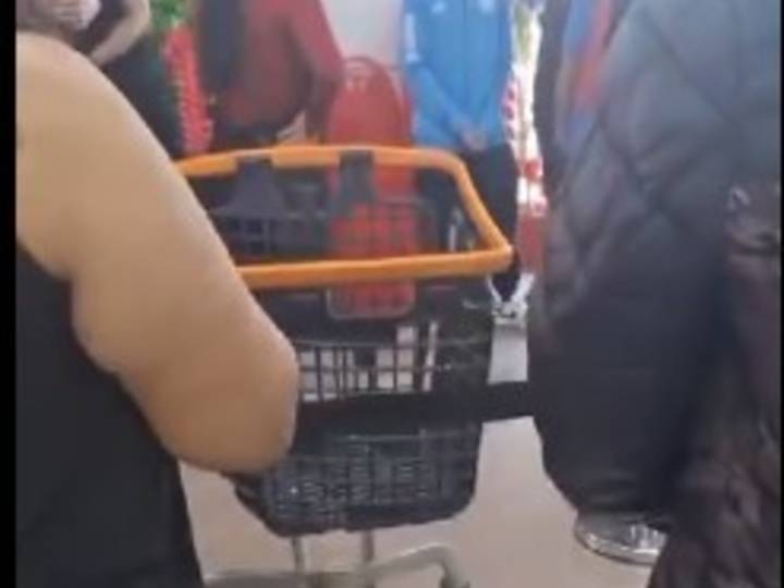 Indignación en Chubut: comerciantes golpean a cachetadas a un nene en un bazar chino por tocar un peluche y los clientes se atrincheran