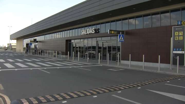 Un avión impacta contra un hangar en el Aeropuerto de Badajoz antes de despegar hacia Madrid