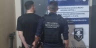 Dos hombres acuchillaron a otro en La Plata para robarle el celular y fueron detenidos