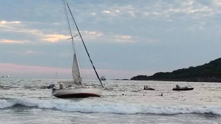 Velero queda a la deriva cerca de la costa en la Zona Dorada