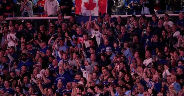 Blue Jays fans show off classic Canadian kindness to opposing teams