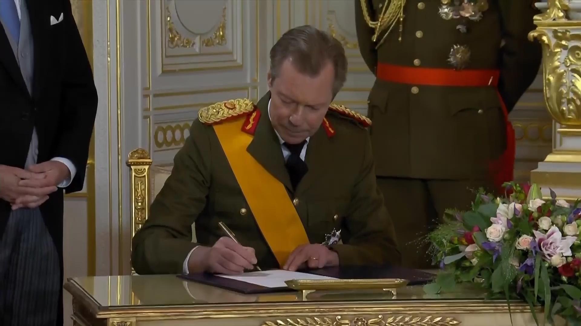 Luxembourg’s grand duke abdicates after 25 years, passing throne to son