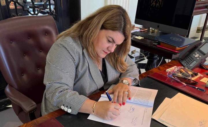 Gobernadora firma leyes para fortalecer la protección de adultos mayores
