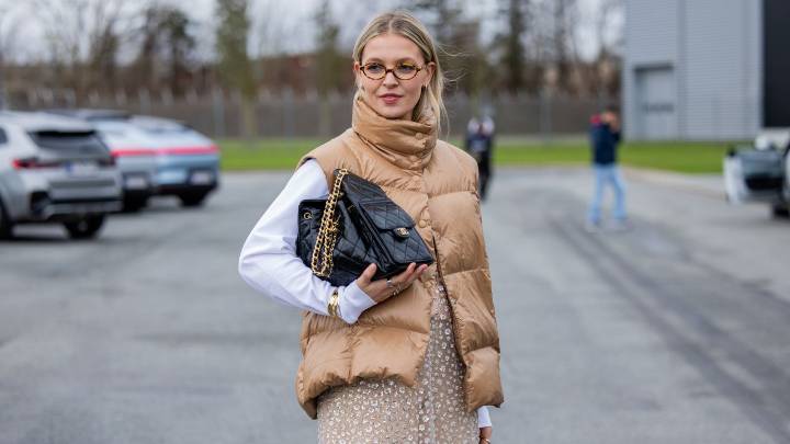 Chalecos y chamarras acolchadas: 4 diseños para lucir sofisticada según el street style en otoño/invierno 2025
