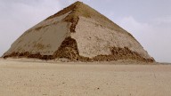 Rescatan a una turista española del interior de una pirámide en Egipto: una hora de intervención a 80 metros bajo tierra