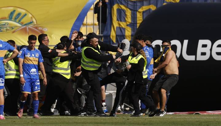 Vergonzoso actuar de hinchas de Everton en Sausalito: Agredieron a jugadores y golperon a mujer