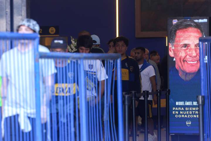 Aficionados de Boca, River y otros clubes se mezclan en la Bombonera para despedir a Russo