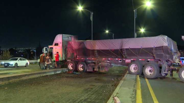 Tráiler Doble Remolque Sale del Periférico de Puebla y se Incendia