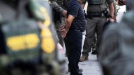 Alertan con silbatos a migrantes durante redadas