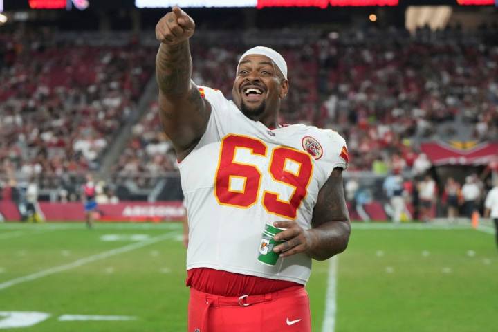Kansas City Chiefs bring back DT Mike Pennel for defensive line help