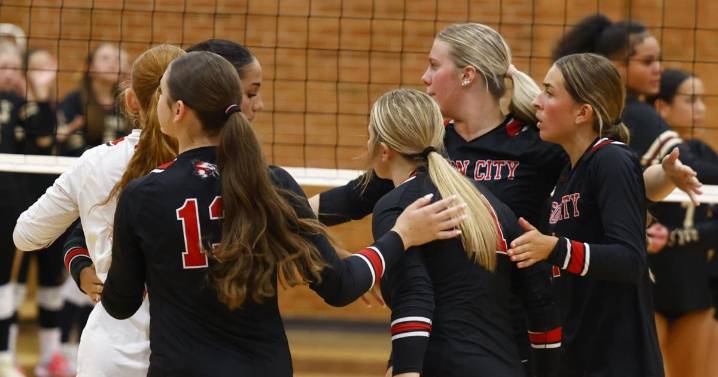 High School Volleyball: Mason City topples Des Moines Lincoln on senior night