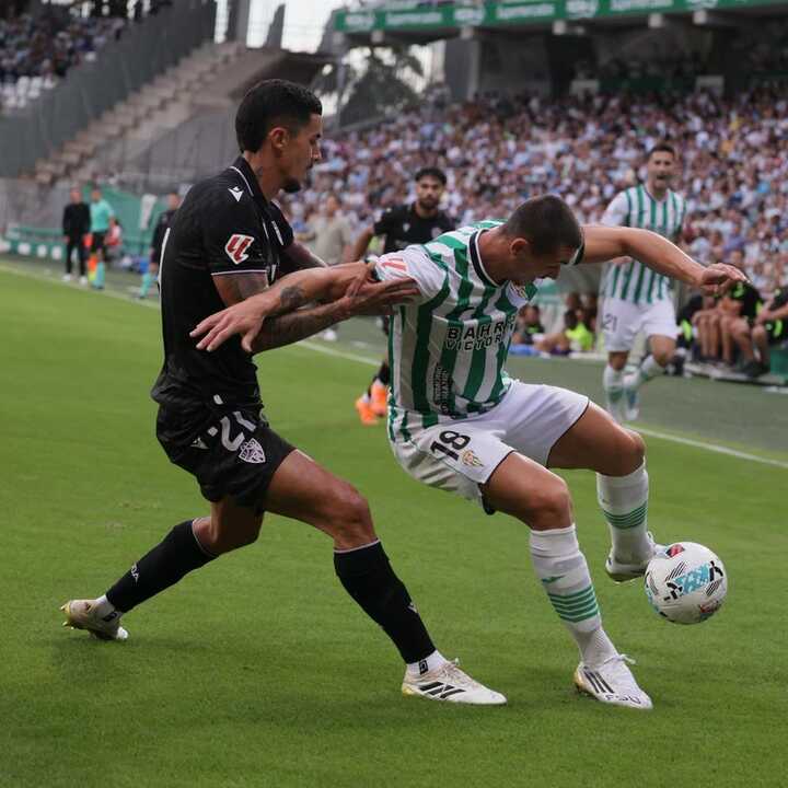 El Córdoba perdona a un Almería que resistió en un duelo de alta tensión
