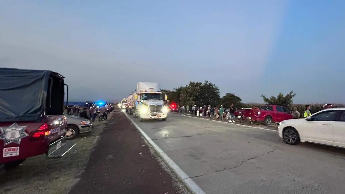 Levantan bloqueo en la autopista Siglo XXI; podría reanudarse el 5 de noviembre, advierten productores