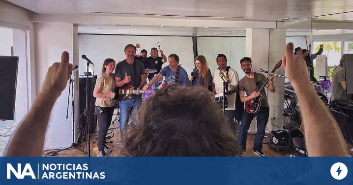 Javier Milei ensaya las canciones que interpretará con “la banda presidencial” este lunes en el Movistar Arena