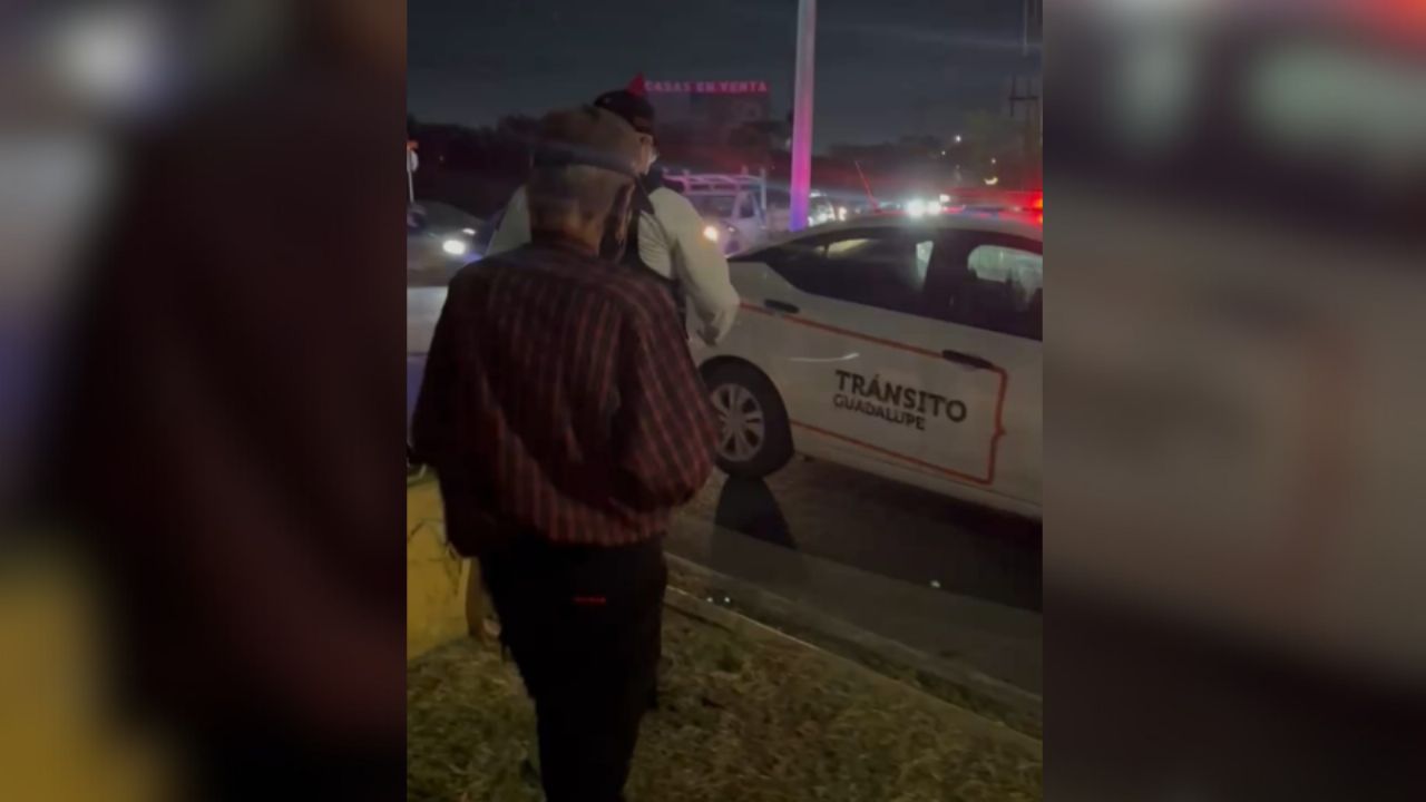 Tránsitos de Guadalupe ayudan a adulto mayor desorientado a regresar a casa