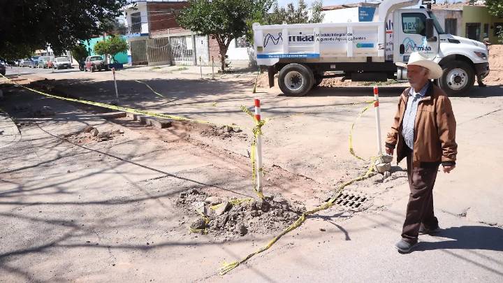 Vecinos de la calle 1810, colonia Del Trabajo, llevan años con alcantarillado taponeado; se encuentran a la espera de una solución