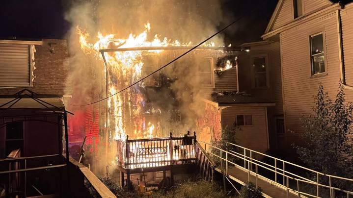 Louisville firefighters contain early morning blaze in Shawnee neighborhood